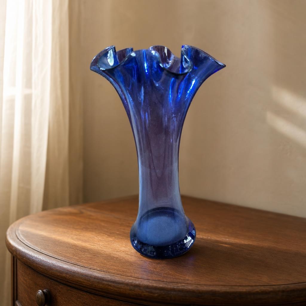 Mise en scène de Vase Verre Bleu Cobalt Vintage Bords Ondulés Chic 20cm