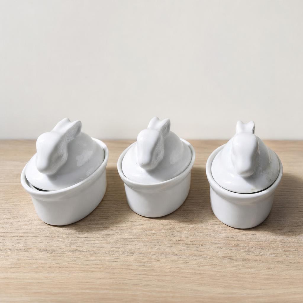 Mise en scène de 3 Mini Caquelons Lapin Blancs Céramique Déco Cuisine Pâques